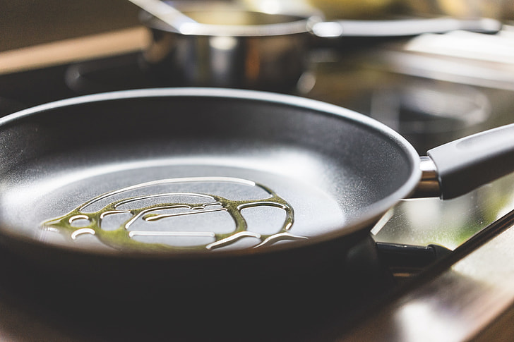 Lightly oil the pan with vegan butter or oil