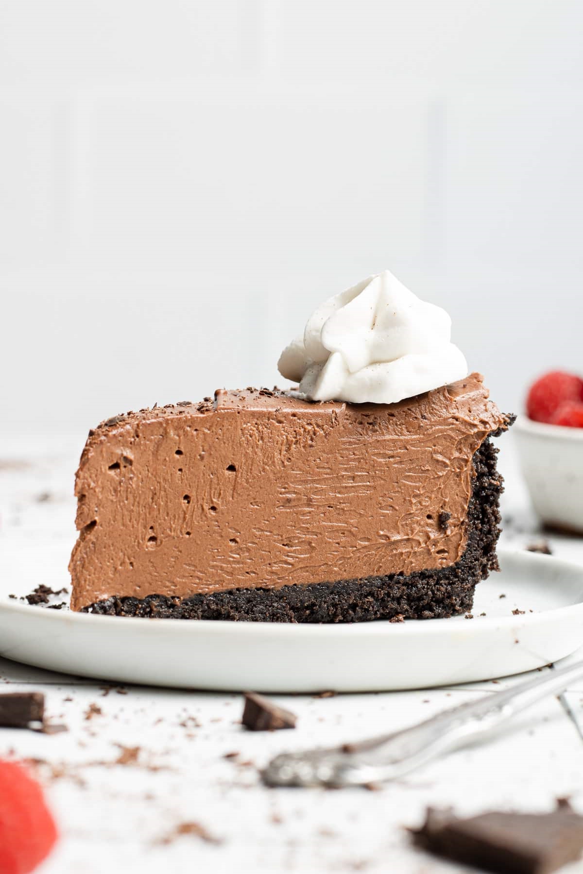 No-bake vegan chocolate cheesecake with an Oreo crust and creamy filling, so easy you'll be dancing in your kitchen!