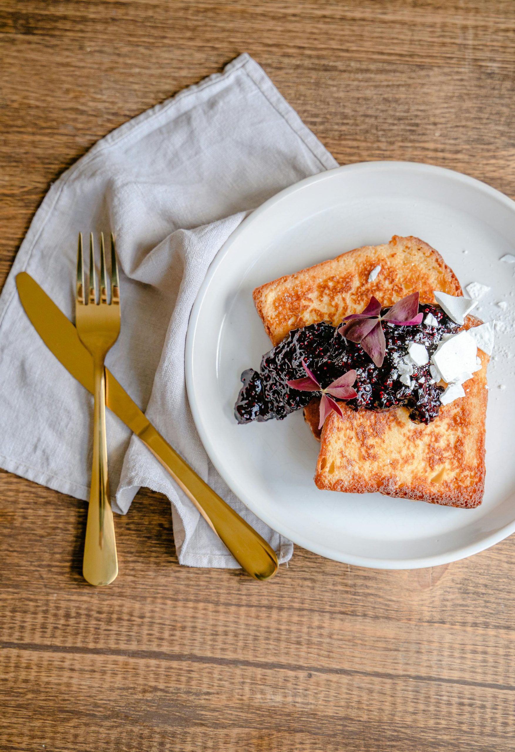 Skip the cholesterol bomb and go for a compassionate, planet-friendly, and surprisingly delicious vegan French toast!